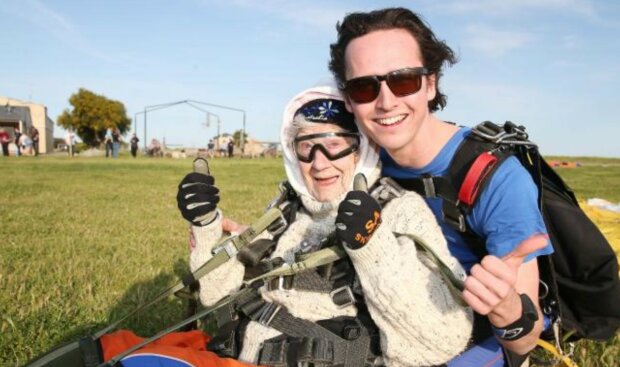 „Ich werde 105 Jahre alt und werde wieder mit einem Fallschirm springen“: wie eine Frau hilft, die Krankheit zu bekämpfen, die ihr die Tochter abnahm