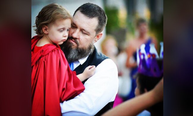 Alles zu schaffen: Eltern organisierten für ihr 5-jähriges krankes Mädchen die Hochzeit und einen Abschlussball