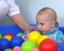 Dieses Baby kennt nur Betten, keine Familie. Quelle: Youtube Screenshot