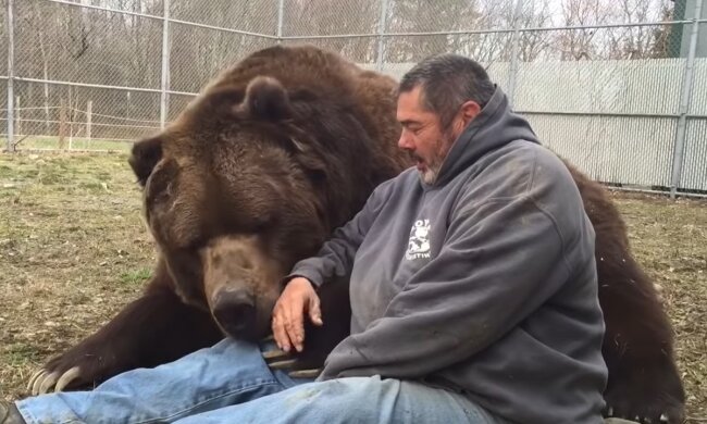 Eine ungewöhnliche Freundschaft. Quelle: Youtube Screenshot