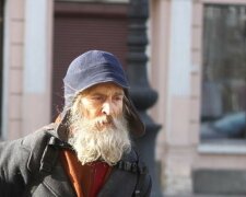 Eine Frau ging an einem Obdachlosen vorbei, doch ein Schild in seinen Händen veranlasste sie zurückzukehren