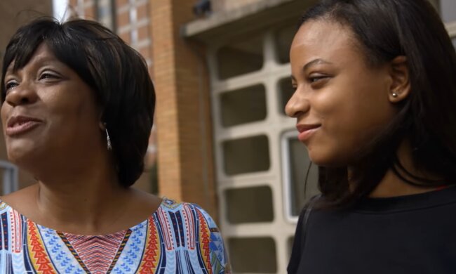 Langjährige Freundinnen. Quelle: YouTube Screenshot