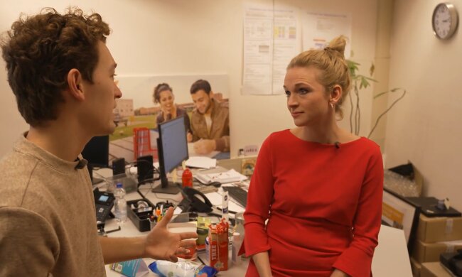 Bürokonflikt: Susette beklagt Kollegen wegen Arbeitsverteilung. Quelle: Youtube Screenshot