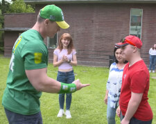 John Cena trifft einen Jungen aus Mariupol. Quelle: Screenshot Youtube