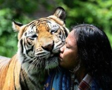 Ungewöhnliche Freundschaft: Ein Mann aus Indonesien ist mit einer Tigerin befreundet