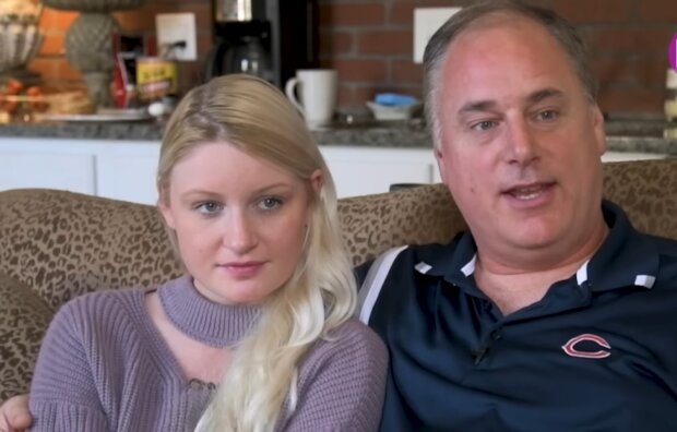 "Es ist nicht der Vater, es ist der Ehemann": Paar mit 30 Jahren Altersunterschied wurde kürzlich Eltern