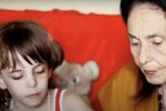 Adriana Iliescu und ihre Tochter. Quelle: Screenshot YouTube