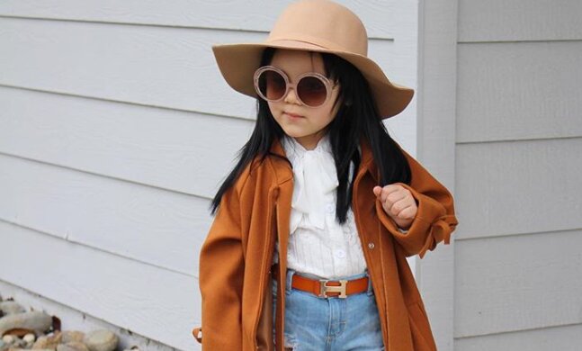 Eltern kleiden ihre 3-jährige Tochter nach der neuesten Mode