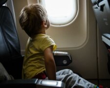 Mutter machte sich Sorgen, ihren besonderen Sohn alleine auf einen Flug zu schicken, ein Nachbar verbesserte die Situation