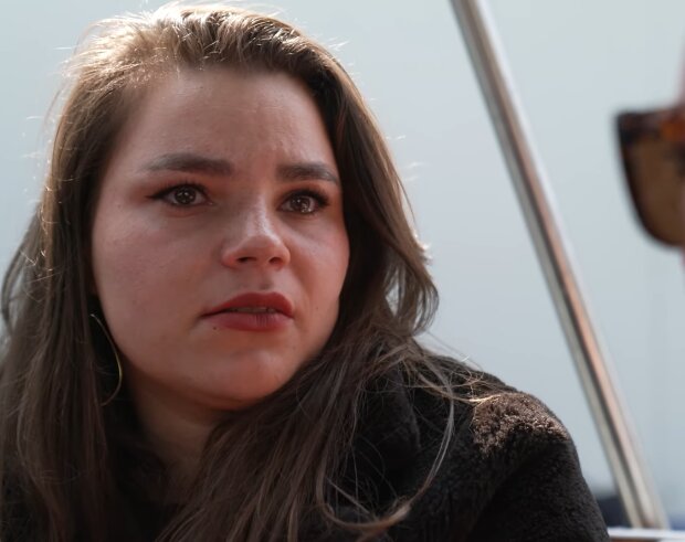 Eine junge Frau verliert die Kontrolle. Quelle: Youtube Screenshot