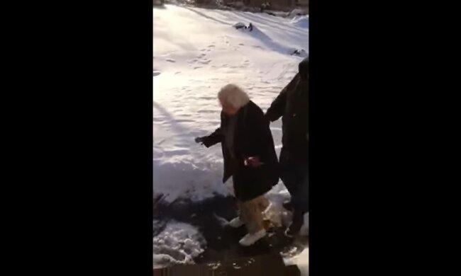 4 Jahre alter Junge sieht ältere Frau im Regen spazieren gehen und eilt zu Hilfe