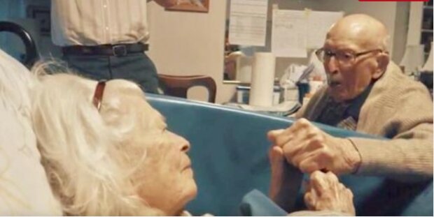 “Schatz, ich liebe dich seit achtzig Jahren. Es ist viel Zeit.” Der hundertfünfjährige Mann besucht seine hundertjährige Frau aus einem sehr wichtigen Grund in einem Krankenhaus
