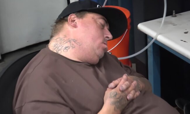 Automechaniker. Quelle: Youtube Screenshot