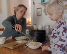 „Jeden Tag muss ich eine Menge Probleme lösen“: Alleinerziehende Mutter spricht über die Herausforderungen bei der Erziehung ihrer Tochter