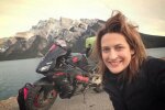 Die junge Frau reiste alleine mit dem Motobike um die ganze Welt, um ihrem Ex-Freunden ein Schnippchen zu schlagen