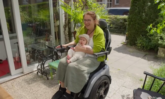 „Ich liebe mein Kind, aber die Einsamkeit erdrückt mich jeden Tag“. Quelle: Youtube Screenshot