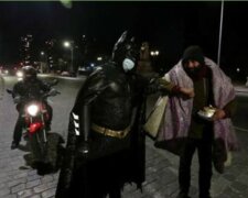 Es gibt Superhelden: Wie ein Mann in einem Batman-Anzug Obdachlosen warmes Essen gibt