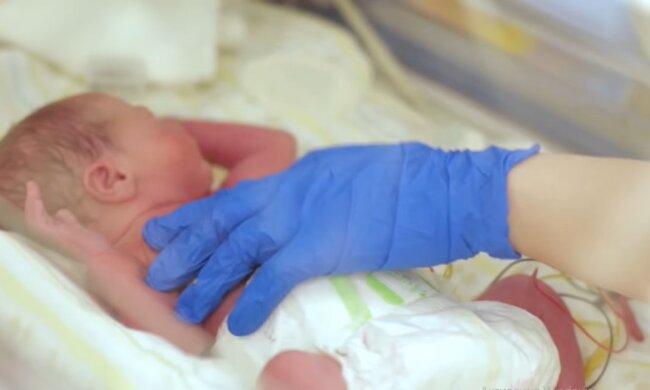 Baby wurde 105 Tage zu früh geboren. Quelle: Youtube Screenshot