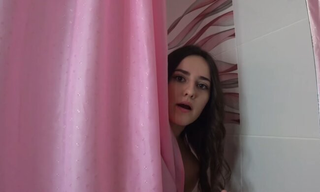 Eine Frau unter der Dusche. Quelle: Youtube Screenshot