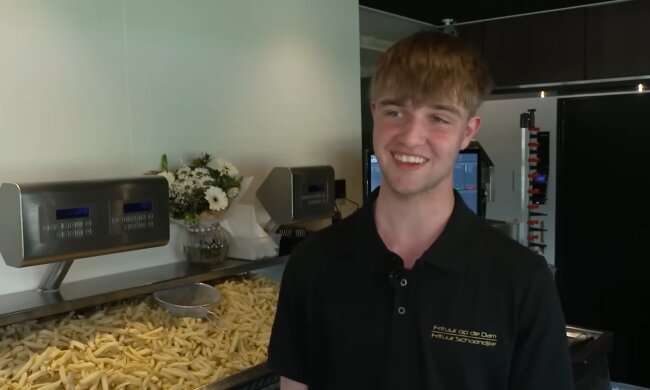 Mit 16 hinter der Fritteuse. Quelle: Yourube Screenshot