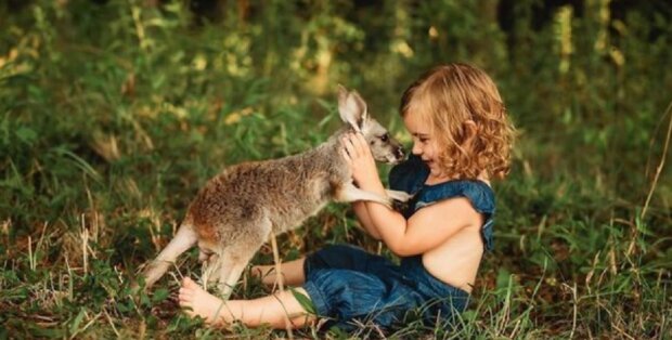 Der Fotograf nahm die aufrichtige Freundschaft zwischen Kindern und Tieren auf