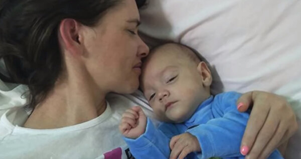 Eine Frau im sechsten Monat schwanger fällt ins Koma und einen Monat später wird ihr Sohn geboren