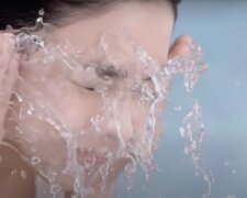 Gesichtswaschen. Quelle: Screenshot YouTube