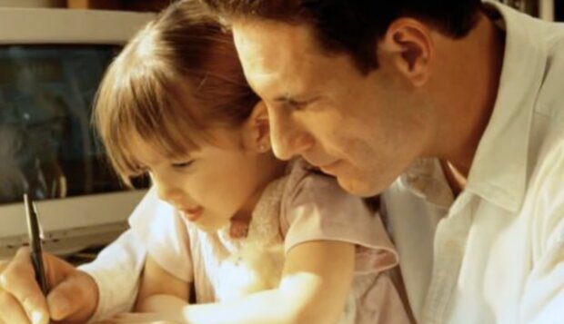 Vater und Tochter. Quelle: Screenshot YouTube