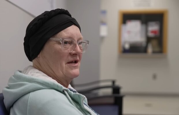 Gertrude verliert ihr Haus. Quelle: Youtube Screenshot