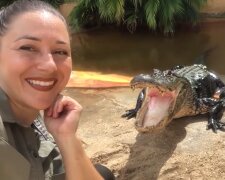 Eine furchtlose Tat: Eine Frau steckte ihren Kopf in den Rachen eines Krokodils