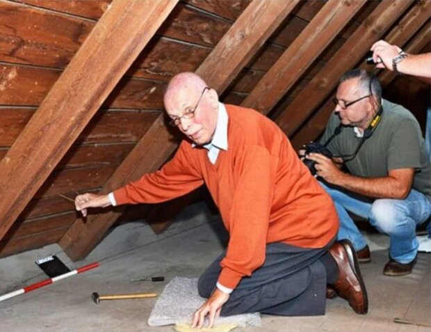 70 Jahre später kehrte der Mann in sein Haus zurück und öffnete einen Dachboden, der jahrzehntelang geschlossen war
