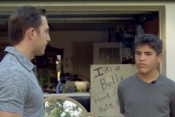 Ein Mann ließ seinen Sohn mit einem seltsamen Plakat auf der Straße stehen: “Ich wollte ihn bestrafen, er hat sich in der Schule schlecht benommen”