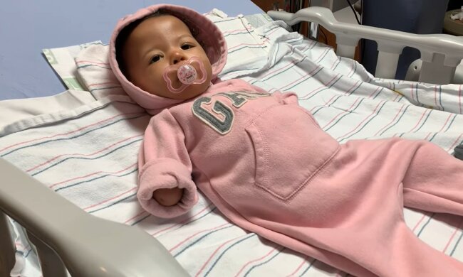 Baby ohne Hände (Symbolbild). Quelle: Youtube Screenshot