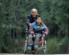 "Solange ich die Kraft dafür habe": eine 76-jährige Großmutter geht für ihren Enkel jeden Tag 24 Kilometer zu Fuß