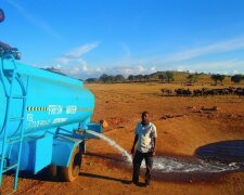 Sie werden ohne ihn nicht überleben: Ein Mann trägt Wasser zu wilden Tieren, die jeden Tag vor Durst leiden