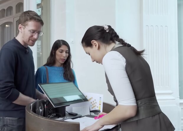 Junge Kellnerin erhält nur 1 Euro Trinkgeld für 60-Euro-Rechnung. Quelle: Youtube Screenshot