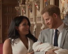 Meghan Markle und Prinz Harry mit dem Baby. Quelle: Youtube Screenshot
