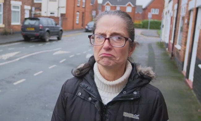 Eine Frau ist überrascht von der Aufmerksamkeit für ihren Rasen. Quelle: Screenshot YouTube