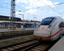 Ex-Bosse gehen mit prall gefüllten Taschen. Quelle: Youtube Screenshot