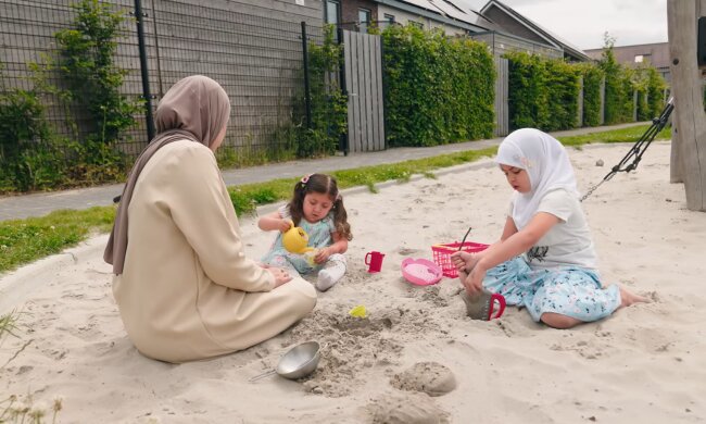 "Mein Mann arbeitet, ich kümmere mich um unsere Kinder". Quelle: Youtube Screenshot