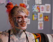 „Ihr starrt mich an? Perfekt, dafür habe ich diese Tattoos“. Quelle: Youtube Screenshot