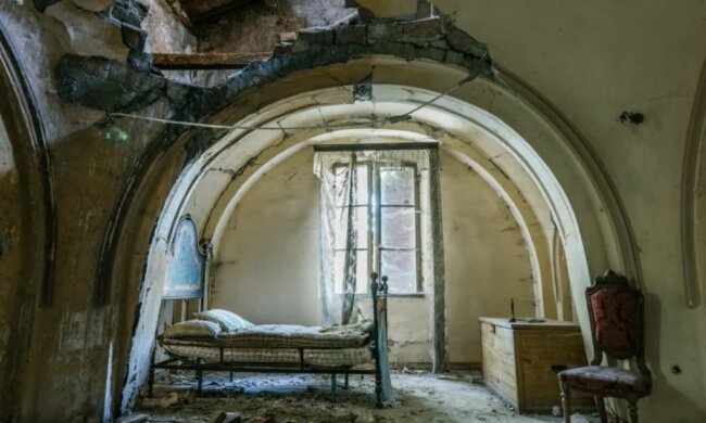 Man fand eine verfallene, baufällige Villa voller antiker Möbel und beschloss, die zu betreten