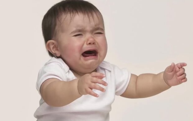 Eine Frau konnte das ständige Weinen des Kindes nicht ertragen. Quelle: Screenshot YouTube
