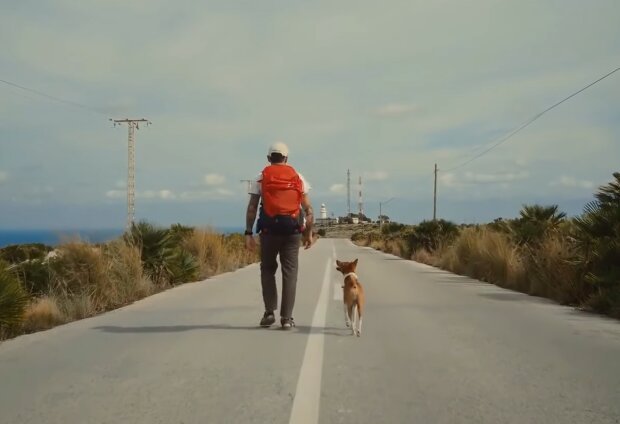 Mann und Hund. Quelle: Screenshot Youtube