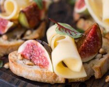 Bruschetta mit Feigen, Apfel und Käse: ein erlesenes Vorspeisenrezept