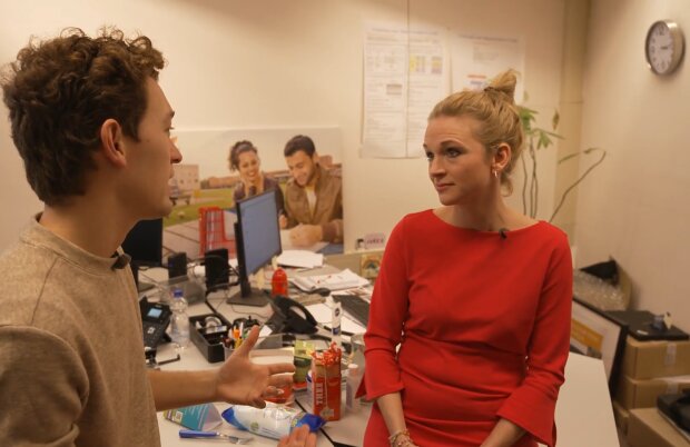 Bürokonflikt: Susette beklagt Kollegen wegen Arbeitsverteilung. Quelle: Youtube Screenshot