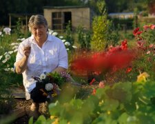 Frau im Garten. Quelle: Youtube Screenshot