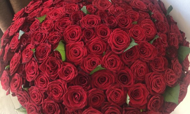 Akt der Freundlichkeit: Ein Mann beschloss 140 unverkaufte Rosen zu kaufen und sie kostenlos an Fremde zu verteilen