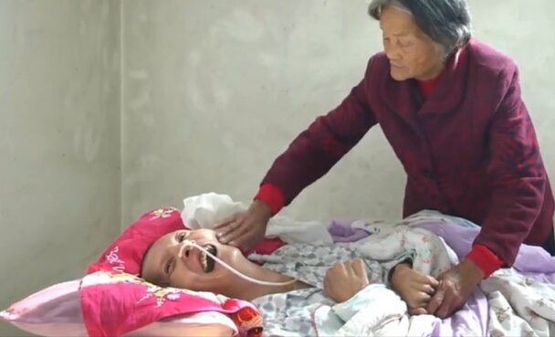 Eine Mutter, die 12 Jahre lang am Bett ihres Sohnes saß, wartete darauf, dass er erwachte