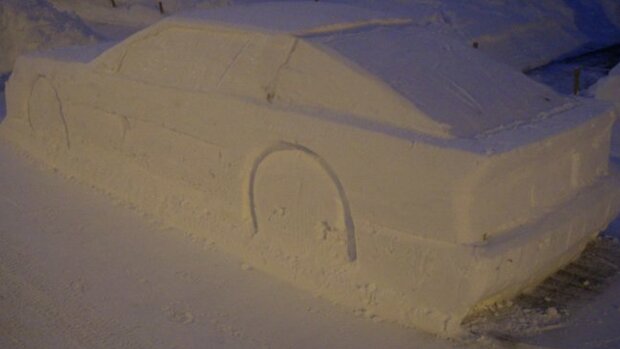 Das Auto steckt im Schnee fest und es gibt keinen Ausweg. Quelle: www. fabiosa.сom